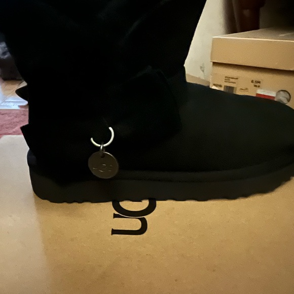 BRAND NEW IN BOX NEVER WORN UGG MINI BOW SIZE 6 - Picture 4 of 6